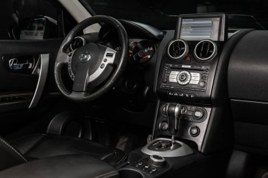 Novosibirsk, Rusya - 10 Mart 2019: Nissan Qashqai, Pano, hız göstergesi, takometre, koltuklar ve direksiyon simidi close-up. Fotoğraf üzerinde bir park Novosibirs içinde modern bir araba