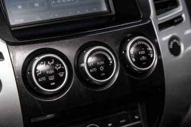 Novosibirsk, Rusya - 10 Mart 2019: Mitsubishi Pajero spor, yakın-up tablonun, üfleyici, Klima düzeltilmesi. Fotoğraf üzerinde bir park Novosibirs içinde modern bir araba