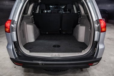 Novosibirsk, Rusya - 10 Mart 2019: Mitsubishi Pajero spor, yakın-up bagajı, önden görünüm. Fotoğraf üzerinde bir park Novosibirs içinde modern bir araba