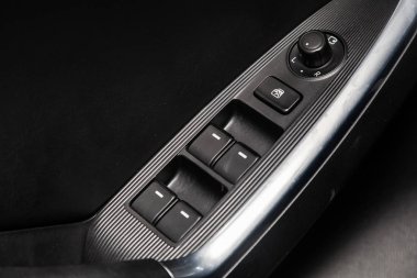 Novosibirsk, Rusya - 10 Mart 2019: Mazda Cx-5, yakın-up yan kapı tuşlar: pencere ayarlama düğmeleri, kapı kilidi. Fotoğraf üzerinde bir park Novosibirs içinde modern bir araba