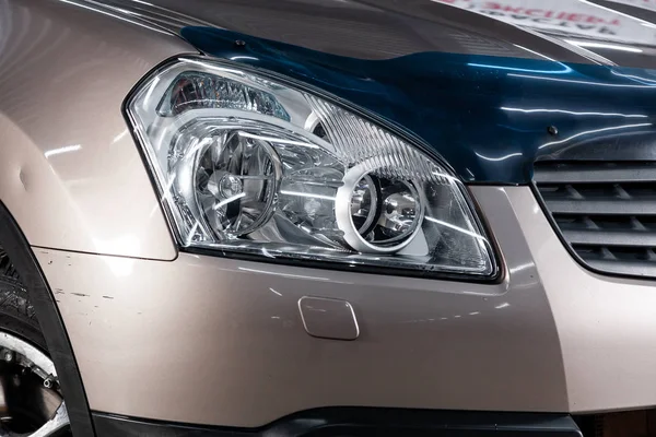 Novosibirsk, Rusya - 10 Mart 2019: Nissan Qashqai, yakın çekim farlar. Fotoğraf üzerinde bir park Novosibirs içinde modern bir araba