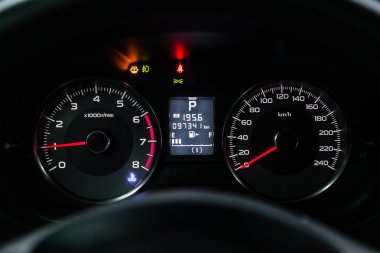 Novosibirsk, Rusya - 10 Mart 2019: Subaru Forester, yakın-up Pano, hız göstergesi ve takometre. Fotoğraf üzerinde bir park Novosibirs içinde modern bir araba