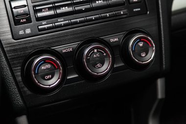 Novosibirsk, Rusya - 10 Mart 2019: Subaru Forester, yakın-up tablonun, üfleyici, Klima, oyuncu ayarı. Fotoğraf üzerinde bir park Novosibirs içinde modern bir araba