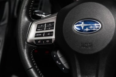 Novosibirsk, Rusya - 10 Mart 2019: Subaru Forester, yakın-up telefon ayarı ve ses düğmeleri ile Multiwheel. Fotoğraf üzerinde bir park Novosibirs içinde modern bir araba