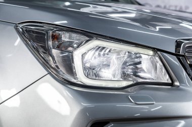 Novosibirsk, Rusya - 10 Mart 2019: Subaru Forester, yakın-up farlar. Fotoğraf üzerinde bir park Novosibirs içinde modern bir araba