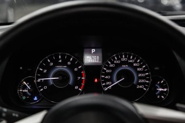 Novosibirsk, Rusya - 10 Mart 2019: Subaru Outback, yakın-up Pano, hız göstergesi ve takometre. Fotoğraf üzerinde bir park Novosibirs içinde modern bir araba