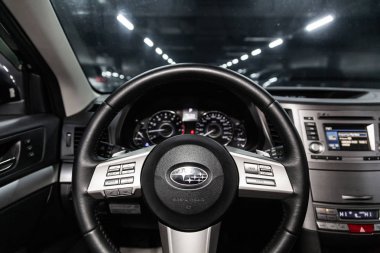 Novosibirsk, Rusya - 10 Mart 2019: Subaru Outback, yakın-up Pano, hız göstergesi, takometre ve direksiyon. Fotoğraf üzerinde bir park Novosibirs içinde modern bir araba