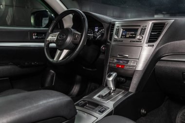 Novosibirsk, Rusya - 10 Mart 2019: Subaru Outback, yakın-up Pano, hız göstergesi, takometre, koltuklar ve direksiyon. Fotoğraf üzerinde bir park Novosibirs içinde modern bir araba