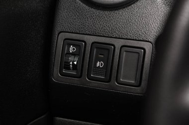 Novosibirsk, Rusya - 10 Mart 2019: Suzuki Grand Vitara, yakın-up Far ayar düğmesi. Fotoğraf üzerinde bir park Novosibirs içinde modern bir araba