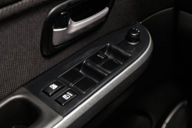 Novosibirsk, Rusya - 10 Mart 2019: Suzuki Grand Vitara, yakın-up yan kapı tuşlar: pencere ayarlama düğmeleri, kapı kilidi. Fotoğraf üzerinde bir park Novosibirs içinde modern bir araba