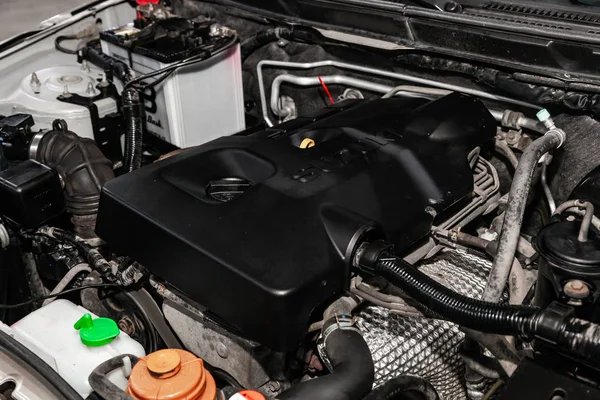 俄罗斯新西比尔斯克 2019年3月10日 铃木大维塔拉 特写引擎 正面视图 在新西比尔停车场拍摄一辆现代汽车 — 图库照片