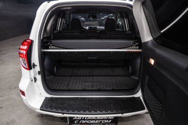 Novosibirsk, Rusya - 10 Mart 2019: Toyota Rav-4, yakın-up bagajı, önden görünüm. Fotoğraf üzerinde bir park Novosibirs içinde modern bir araba