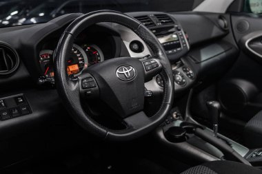 Novosibirsk, Rusya - 10 Mart 2019: Toyota Rav-4, yakın-up Pano, hız göstergesi, takometre ve direksiyon. Fotoğraf üzerinde bir park Novosibirs içinde modern bir araba