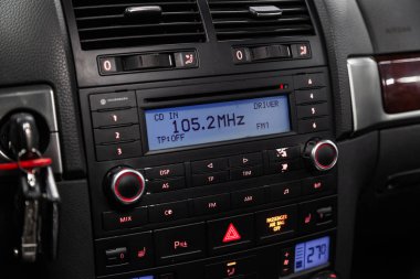 Novosibirsk, Rusya - 10 Mart 2019: Volkswagen Tiguan, yakın-up gösterge paneli, radyo ile oyuncu ve diğer düğmeleri. Fotoğraf üzerinde bir park Novosibirs içinde modern bir araba