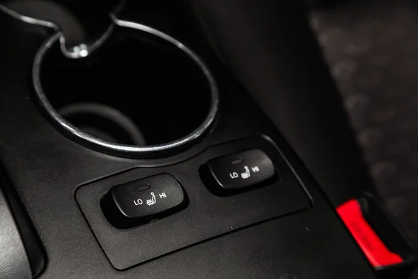 俄罗斯新西比尔斯克 2019年3月10日 双龙阿蒂翁 近距离介绍座椅加热按钮 在新西比尔停车场拍摄一辆现代汽车 — 图库照片