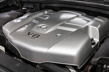 Novosibirsk, Rusya - 11 Mart 2019: Lexus Lx-470, yakın-up motor, önden görünüm. Fotoğraf üzerinde bir park Novosibirs içinde modern bir araba