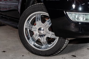 Novosibirsk, Rusya - 11 Mart 2019: Lexus Lx-470, yakın-up tekerleğin. Fotoğraf üzerinde bir park Novosibirs içinde modern bir araba