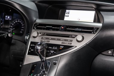 Novosibirsk, Rusya - 11 Mart 2019: Lexus Rx-350, yakın-up tablonun, üfleyici, Klima, oyuncu ayarı. Fotoğraf üzerinde bir park Novosibirs içinde modern bir araba