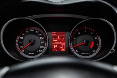 Novosibirsk, Rusya - 10 Mart 2019: Mitsubishi Outlander, yakın-up Pano, hız göstergesi ve takometre. Fotoğraf üzerinde bir park Novosibirs içinde modern bir araba