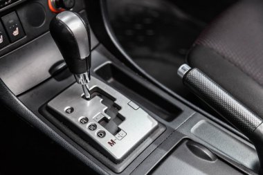 Novosibirsk, Rusya - 11 Mart 2019: Mazda 3, yakın-up Hızlandırıcı kolu ve düğmeler. Fotoğraf üzerinde bir park Novosibirs içinde modern bir araba