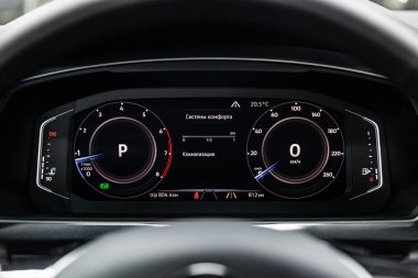 Novosibirsk, Rusya - 11 Mart 2019: Volkswagen Tiguan, Pano, hız göstergesi ve takometre close-up. Fotoğraf üzerinde bir park Novosibirs içinde modern bir araba