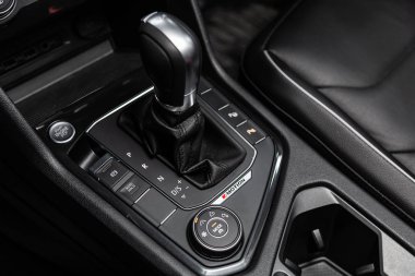 Novosibirsk, Rusya - 11 Mart 2019: Volkswagen Tiguan, hızlandırıcı kolu ve off-road seçici close-up. Fotoğraf üzerinde bir park Novosibirs içinde modern bir araba