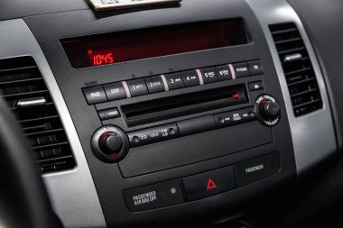 Novosibirsk, Rusya - 09 Mart 2019: Mitsubishi Outlander, yakın-up gösterge paneli, radyo, oyuncu ve diğer düğmeleri. Fotoğraf üzerinde bir park Novosibirs içinde modern bir araba