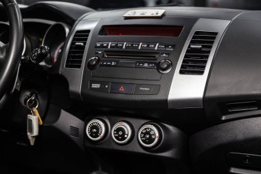 Novosibirsk, Rusya - 09 Mart 2019: Mitsubishi Outlander, yakın-up tablonun, üfleyici, Klima, oyuncu ayarı. Fotoğraf üzerinde bir park Novosibirs içinde modern bir araba