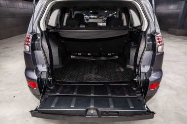 Novosibirsk, Rusya - 11 Mart 2019: Mitsubishi Outlander, yakın-up bagajı, önden görünüm. Fotoğraf üzerinde bir park Novosibirs içinde modern bir araba