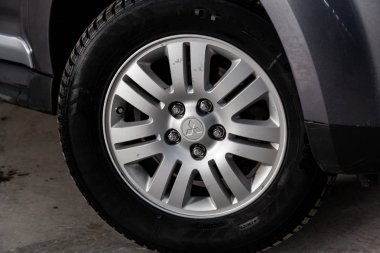 Novosibirsk, Rusya - 09 Mart 2019: Mitsubishi Outlander, yakın-up tekerleğin. Fotoğraf üzerinde bir park Novosibirs içinde modern bir araba