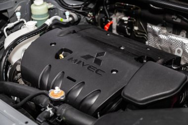 Novosibirsk, Rusya - 09 Mart 2019: Mitsubishi Outlander, yakın-up motor, önden görünüm. Fotoğraf üzerinde bir park Novosibirs içinde modern bir araba