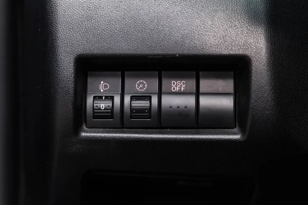 新西比尔斯克 俄罗斯 2019年3月11日 马自达3近顶的前大灯调整和越野帮助按钮 在新西比尔停车场拍摄一辆现代汽车 — 图库照片