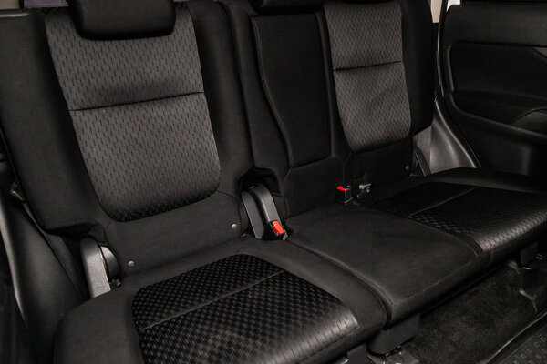 Новосибирск, Россия - 11 марта 2019 года: Mitsubishi Outlander, крупный план задних сидений. Фотография современного автомобиля на парковке в Новосибирске
