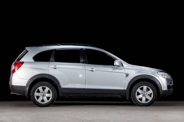 Novosibirsk, Rusya - 10 Mart 2019: Chevrolet Captiva, yan görünüm. Siyah bir duvara bir park-Novosibirsk içinde modern bir araba fotoğraf