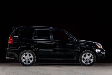 Novosibirsk, Rusya - 10 Mart 2019: Lexus Gx-470, yan görünüm. Siyah bir duvara bir park-Novosibirsk içinde modern bir araba fotoğraf