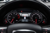Novosibirsk, Oroszország - 2019. március 15.: Audi Q5, zár-megjelöl-a műszerfal, a sebességmérő és a fordulatszámmérő. Fényképezés egy modern autó, a parkoló a Novosibirs