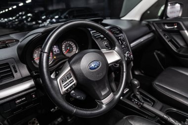 Novosibirsk, Rusya - 15 Mart 2019: Subaru Forester, yakın-up Pano, hız göstergesi, takometre ve direksiyon. Fotoğraf üzerinde bir park Novosibirs içinde modern bir araba