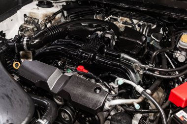 Novosibirsk, Rusya - 15 Mart 2019: Subaru Forester, yakın-up motor, önden görünüm. Fotoğraf üzerinde bir park Novosibirs içinde modern bir araba