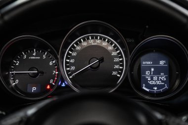 Novosibirsk, Rusya - 15 Mart 2019: Mazda Cx-5, yakın-up Pano, hız göstergesi ve takometre. Fotoğraf üzerinde bir park Novosibirs içinde modern bir araba