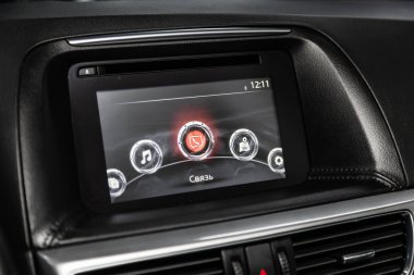 Novosibirsk, Rusya Federasyonu - 15 Mart 2019: Monitör Mazda Cx-5, yakın-up Pano, oyuncu, radyo, navigator ile. Fotoğraf üzerinde bir park Novosibirs içinde modern bir araba