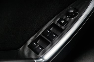 Novosibirsk, Rusya - 15 Mart 2019: Mazda Cx-5, yakın-up yan kapı tuşlar: pencere ayarlama düğmeleri, kapı kilidi. Fotoğraf üzerinde bir park Novosibirs içinde modern bir araba