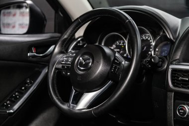 Novosibirsk, Rusya - 15 Mart 2019: Mazda Cx-5, yakın-up Pano, hız göstergesi, takometre ve direksiyon. Fotoğraf üzerinde bir park Novosibirs içinde modern bir araba