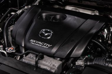 Novosibirsk, Rusya - 15 Mart 2019: Mazda Cx-5, yakın-up motor, önden görünüm. Fotoğraf üzerinde bir park Novosibirs içinde modern bir araba