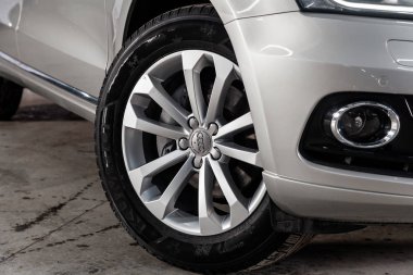 Novosibirsk, Rusya - 15 Mart 2019: Audi Q5, yakın-up tekerleğin. Fotoğraf üzerinde bir park Novosibirs içinde modern bir araba