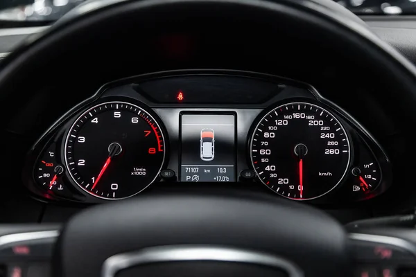 Novosibirsk Ryssland Mars 2019 Audi Close Instrumentpanelen Hastighetsmätare Och Varvräknare — Stockfoto