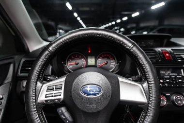 Novosibirsk, Rusya - 15 Mart 2019: Subaru Forester, yakın-up Pano, hız göstergesi, takometre ve direksiyon. Fotoğraf üzerinde bir park Novosibirs içinde modern bir araba