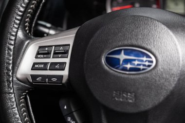 Novosibirsk, Rusya - 15 Mart 2019: Subaru Forester, yakın-up telefon ayarı ve ses düğmeleri ile Multiwheel. Fotoğraf üzerinde bir park Novosibirs içinde modern bir araba