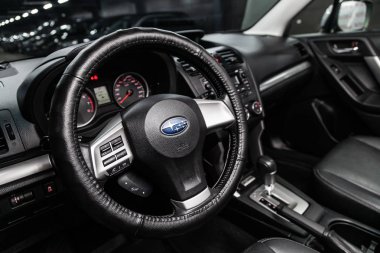 Novosibirsk, Rusya - 15 Mart 2019: Subaru Forester, yakın-up Pano, hız göstergesi, takometre ve direksiyon. Fotoğraf üzerinde bir park Novosibirs içinde modern bir araba