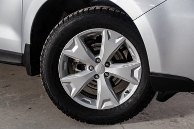 Novosibirsk, Rusya - 15 Mart 2019: Subaru Forester, yakın-up tekerleğin. Fotoğraf üzerinde bir park Novosibirs içinde modern bir araba