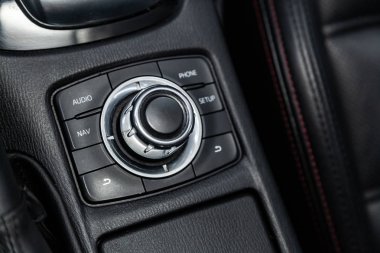 Novosibirsk, Rusya - 15 Mart 2019: Mazda 6, yakın-up navigator, telefon ve diğer düğmeleri ayarlama. Fotoğraf üzerinde bir park Novosibirs içinde modern bir araba